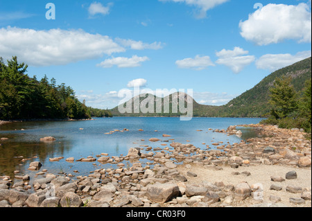 Vista dalla riva su Jordan Pond verso le bolle montagne, Parco Nazionale di Acadia, isola di Mount Desert, Maine Foto Stock