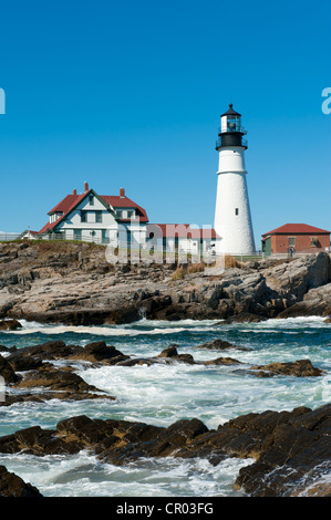 Faro, di onde che si infrangono sulle rocce, Portland Head Light, Cape Elizabeth, Portland, Maine, New England, USA, America del Nord Foto Stock