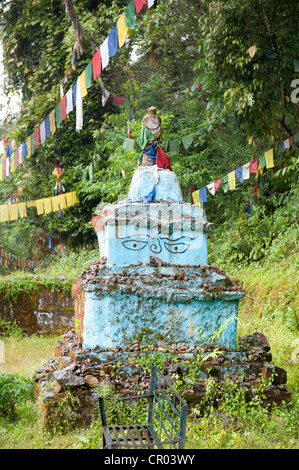 Semplice azzurro stupa, chorten, verniciato con occhi di Buddha, Khecheopalri vicino Lago di ortografia, l'Himalaya, il Sikkim, India Foto Stock