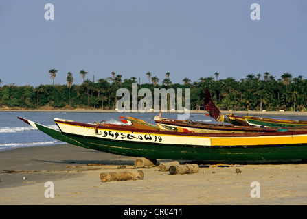 Il Senegal, la barca dei pescatori sulla spiaggia di Cap Skirring Foto Stock