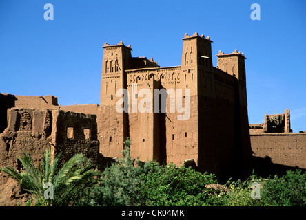 Marocco Alto Atlante Dades Valley Ksar di Ait Ben Haddou elencati come patrimonio mondiale dall' UNESCO di argilla che circonda gli edifici di pareti Foto Stock