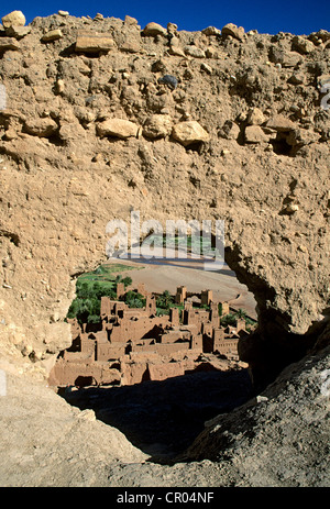 Marocco Alto Atlante Dades Valley Ksar di Ait Ben Haddou elencati come patrimonio mondiale dall' UNESCO di argilla che circonda gli edifici di pareti Foto Stock