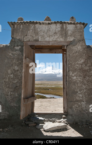 Vista attraverso un cancello aperto sulle cime innevate del Mt. Benchen Kang, 7281 m, nel Tibet centrale, U-Tsang, Himalaya Foto Stock