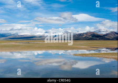 Nuvole riflettono in un lago, un ampio paesaggio, infinite cieli, Trans-Himalaya mountain range, Himalaya gamma, Tibet centrale Foto Stock