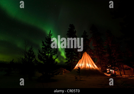 Teepee illuminato, tende Tepee, tepee, Northern Lights, polari o aurora Aurora Boreale, verde, vicino a Whitehorse, Yukon Territory Foto Stock