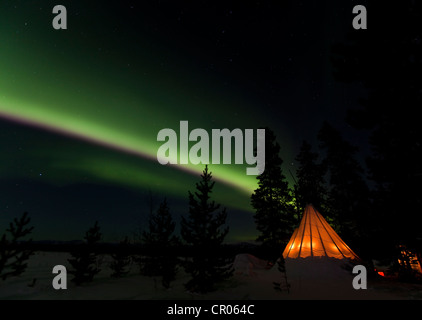 Teepee illuminato, tende Tepee, tepee, polare settentrionale luci, Aurora boreale, verde, vicino a Whitehorse, Yukon Territory, Canada Foto Stock