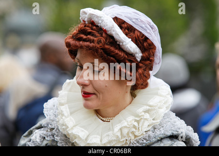 Street entertainer o attrice vestita come la regina Elisabetta il primo. Durante il Queens Diamond celebrazioni giubilari in Birmingham. Foto Stock