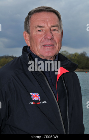 Jurgen Grobler OBE, il GB Canottaggio pullman in Pinsent-Redgrave canottaggio sul lago, lettura. Foto Stock