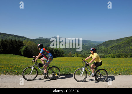 Gli amanti della mountain bike sul loro modo di jagasitz, dietro la valle steinwandgraben, Austria inferiore, Austria, Europa Foto Stock