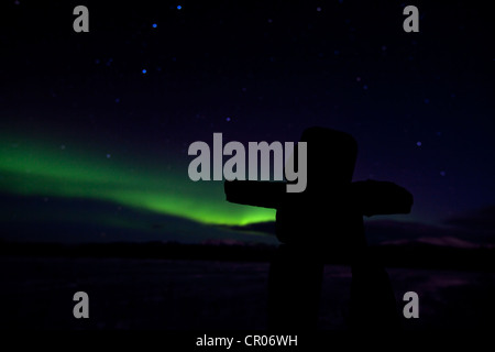 Inuit uomo di pietra, inukshuk, pietra landmark o cairn, polare settentrionale (luci di aurora boreale), verde, vicino a Whitehorse Foto Stock