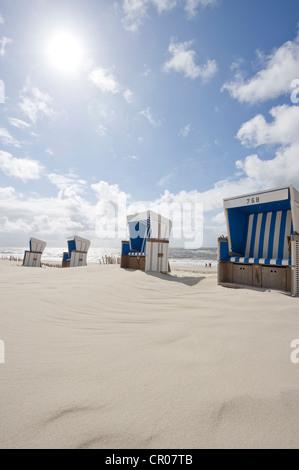 In vimini con tetto di sedie a sdraio sulla spiaggia in Westerland, isola di Sylt, Schleswig-Holstein, Germania, Europa Foto Stock