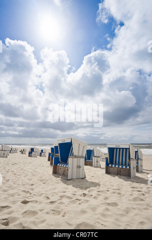 In vimini con tetto di sedie a sdraio sulla spiaggia in Westerland, isola di Sylt, Schleswig-Holstein, Germania, Europa Foto Stock