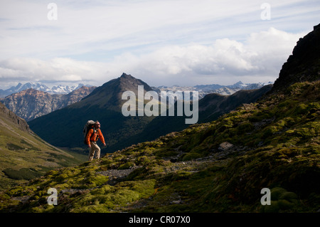 Gli escursionisti a piedi in colline erbose Foto Stock