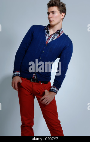 Foto di moda di un giovane uomo nella colorata abbigliamento casual Foto Stock