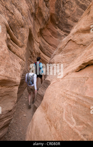 Gli escursionisti esplorare formazioni rocciose Foto Stock