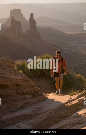 Escursionista esplorare formazioni rocciose Foto Stock