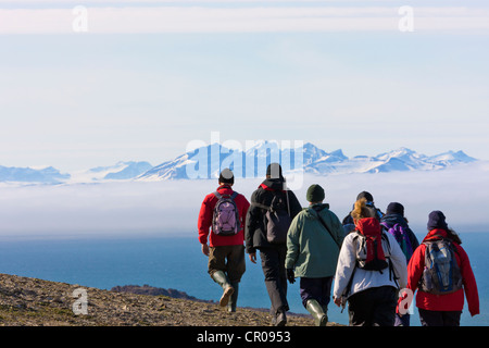 I turisti escursione sull'isola, Diabasodden, Spitsbergen, Norvegia Foto Stock