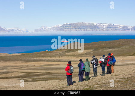 I turisti escursione sull'isola, Diabasodden, Spitsbergen, Norvegia Foto Stock