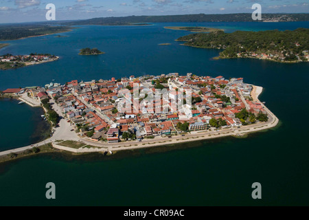 Vista aerea, sull isola di Flores, Dipartimento di Petén, Guatemala, America Centrale Foto Stock