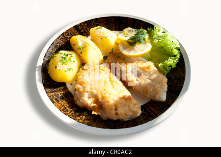 Filetto di scorfano di Norvegia nella pastella con patate bollite Foto Stock