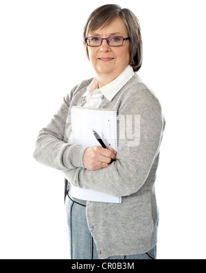 Senior donna con cartella e penna isolata contro uno sfondo bianco Foto Stock