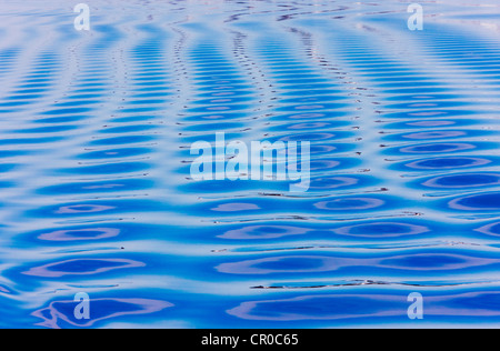 Modello di increspature e onde, Oceano Artico, Alkefjellet, Spitsbergen, Norvegia Foto Stock