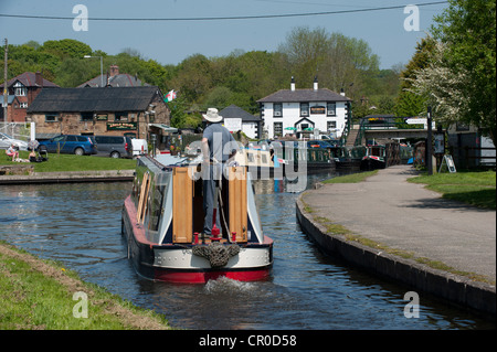 Imbarcazioni strette su Llangollen Canal a Trevor bacino vicino Acquedotto Pontcysyllte Wales UK Foto Stock