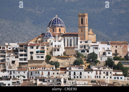 Vista dal porto sulla città vecchia con la chiesa di Nuestra Señora del Consuelo, Altea, Costa Blanca, Spagna, Europa Foto Stock