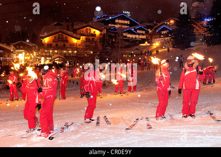 Francia Savoie Courchevel 1850 Valle Tarentaise Massif de la Vanoise con fiaccolata processione della scuola di sci francese (FSE) monitor Foto Stock