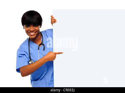 Perito medico rivolto verso il cartellone. Tutto su sfondo bianco Foto Stock