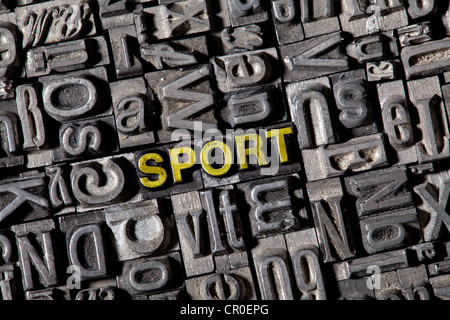 Vecchio portano lettere che compongono la parola sport Foto Stock