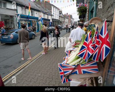 Union Jack e porri al di fuori di una frutta e verdura negozio durante il Festival di fieno e 2012 Queen's Giubileo Hay-on-Wye Wales UK Foto Stock