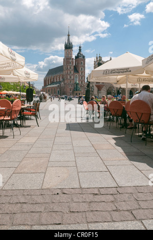 Il ristorante della pavimentazione in Piazza del Mercato di Cracovia in Polonia Foto Stock