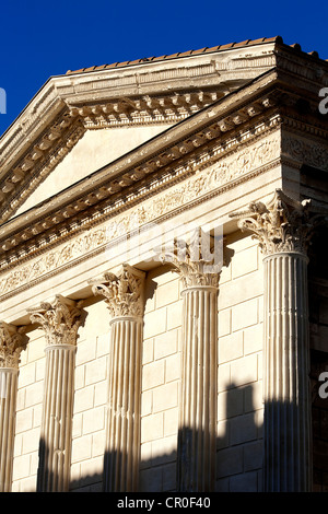 Francia, Gard, Nimes, Maison Carree, antico tempio romano (I secolo a.C.), il museo di arte contemporanea Foto Stock