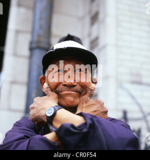 Un uomo Inuk Inuit, un indigeno felice e sorridente, canadese, con un cartello con i pollici in una strada a Montreal, Canada, Nord America, KATHY DEWITT Foto Stock