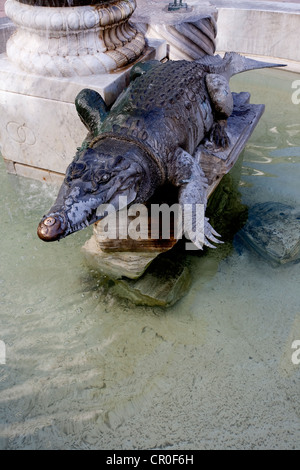 Francia, Gard, Nimes, fontana di Place du marche (piazza del mercato), coccodrillo Foto Stock