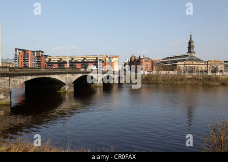 Guardando a nord attraverso il fiume Clyde fino al Victoria Bridge, aperto nel 1854, Clyde Street e il Merchant Steeple a Briggait, Glasgow, Scozia, Regno Unito Foto Stock