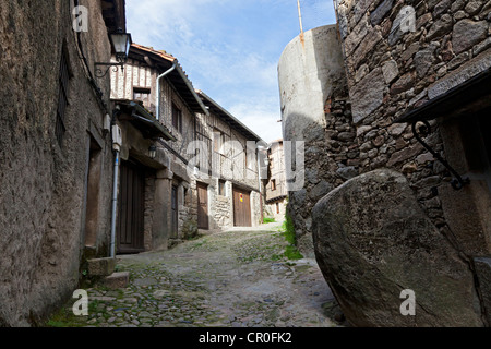 Scena di strada nel villaggio di La Alberca in remoto la Sierra de la Peña de Francia Provincia di Salamanca, Castiglia-Leon, Spagna Foto Stock
