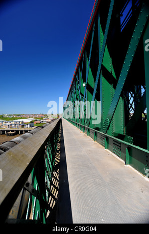 Una vista guardando a Nord oltre la Regina Alexandra ponte che attraversa il fiume indossare a Sunderland Nord Est Inghilterra Foto Stock