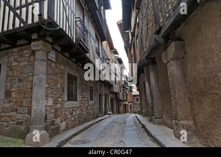 Scena di strada nel villaggio di La Alberca in remoto la Sierra de la Peña de Francia Provincia di Salamanca, Castiglia-Leon, Spagna Foto Stock