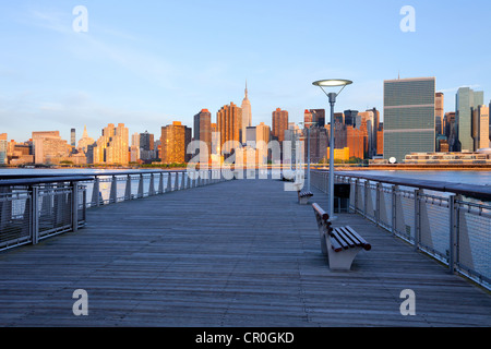 New York skyline della città da Queens, Stati Uniti Foto Stock