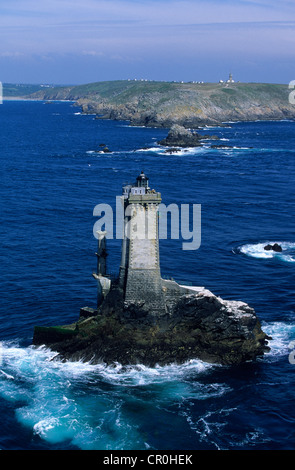 Francia, Finisterre, Iroise Mare, Plogoff, Pointe du Raz, Phare de la Vieille Faro (vista aerea) Foto Stock