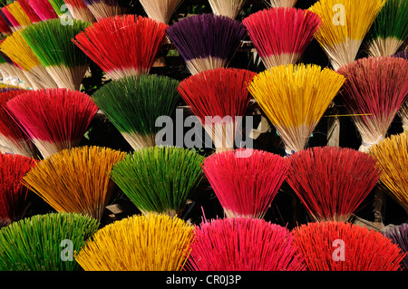 Colorato bastoncini di incenso, tonalità, Vietnam Asia Foto Stock