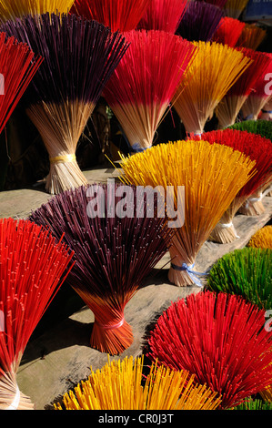 Colorato bastoncini di incenso, tonalità, Vietnam Asia Foto Stock