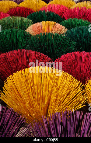 Colorato bastoncini di incenso, tonalità, Vietnam Asia Foto Stock