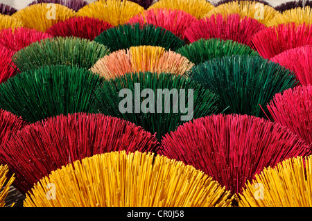 Colorato bastoncini di incenso, tonalità, Vietnam Asia Foto Stock