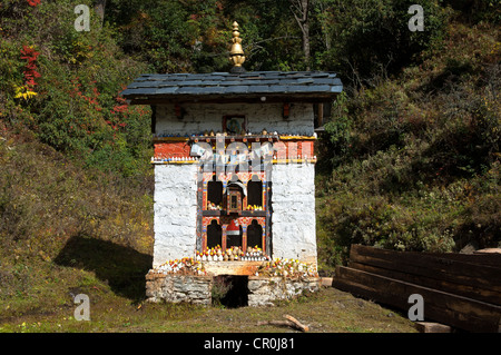 Piccolo rifugio per la preghiera buddista ruota all'ingresso Dochula Pass, Bhutan, Asia del Sud Foto Stock