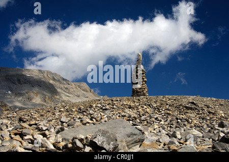 Cairn come segnaletica e guida di orientamento di rocky terreno alpino senza sentieri, Vallese, Svizzera, Europa Foto Stock