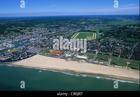 Francia, Calvados, Pays d'Auge, Deauville, racecourse (vista aerea) Foto Stock