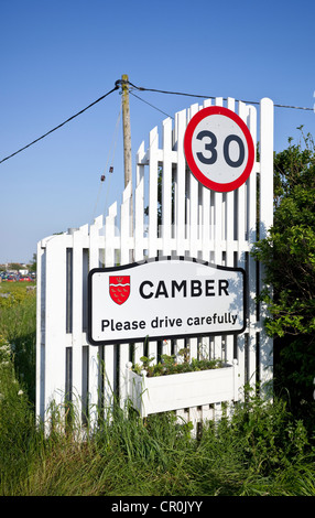 30 Il limite massimo di velocità su strada, segno Camber Sands, East Sussex, England, Regno Unito Foto Stock